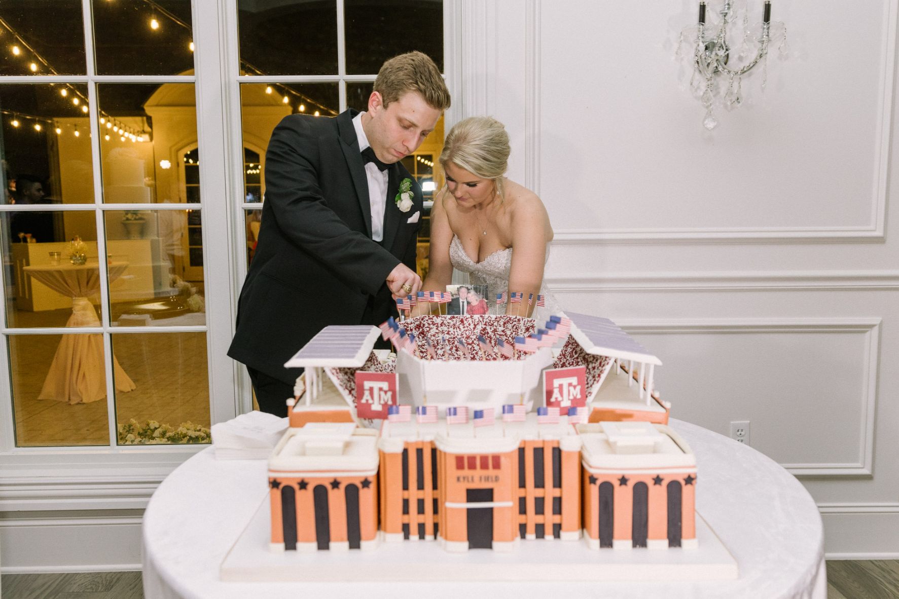 005-KJ-Dallas-Wedding-Aggie-Cake-The-Hillside-Estate-DFW-Judy-Cordell-Events-304a