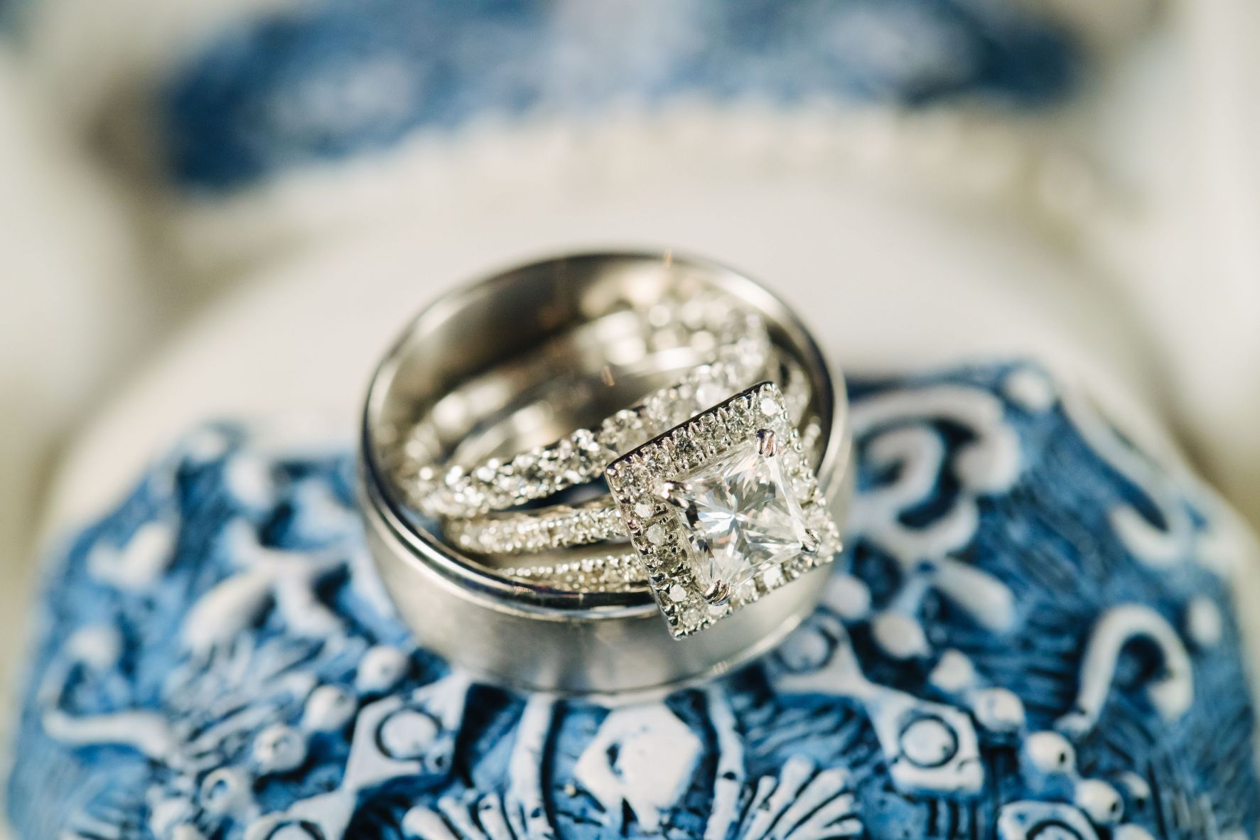 009JJ-Classic-Dallas-Wedding-Blue-White-Gold-Rings-Diamonds-Judy-Cordell-Events