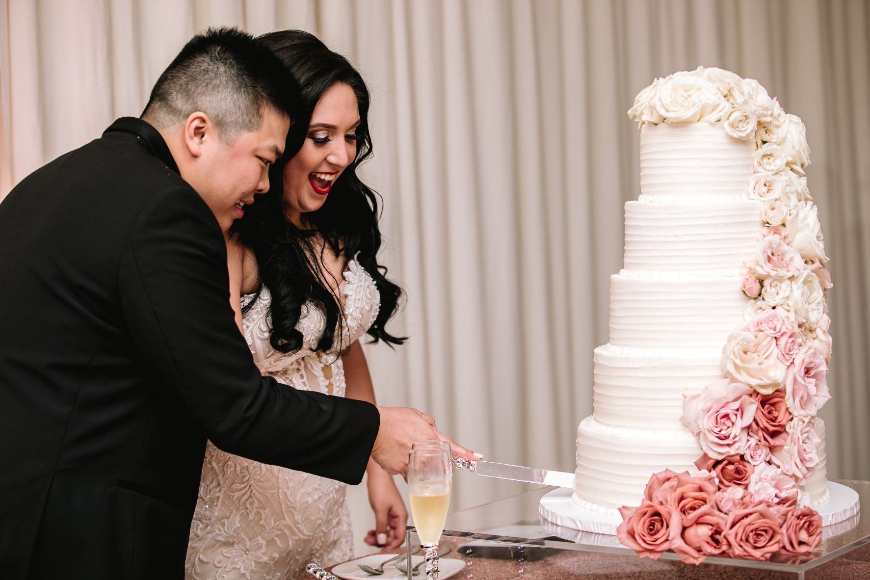 014-MP-Dallas-Wedding-Bride-Groom-Cake-Blush-Black-White-Floral-Decor-Judy-Cordell-Events